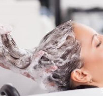 الطريقة الصحيحة لغسل شعرك لنعومة وصحة أكثر