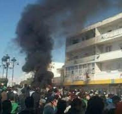 عشرات المحتجين يقتحمون مقرات حركة النهضة في تونس