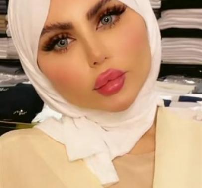 حليمة بولند تفاجئ جمهورها بظهورها بالحجاب