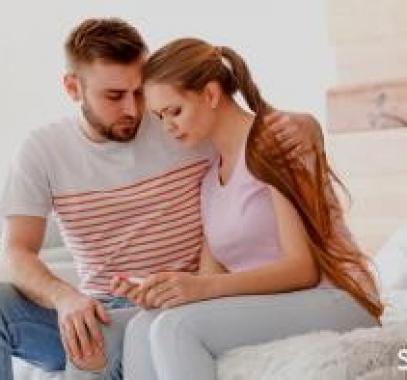 هل تأجيل الحمل في بداية الزواج مفيد للزوجين؟