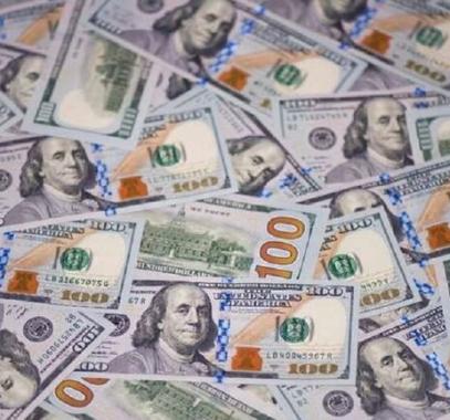 بالفيديو | مبلغ يفوق ميزانيات دول.. زوجان يجدان في حسابهما 50 مليار دولار