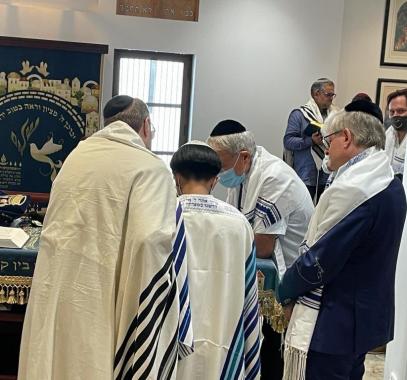 شاهد.. عودة الصلاة والتراتيل بكنيس يهودي في البحرين