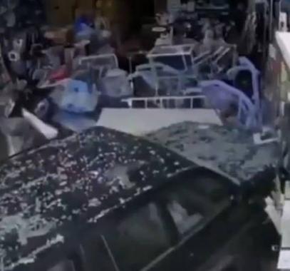 بالفيديو | امرأة سعودية تدمر محلا بسيارتها خلال تدربها على القيادة