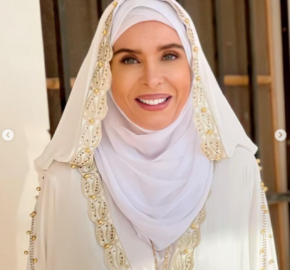دينا تثير الجدل بعد ظهورها بحجاب وعباءة بيضاء
