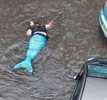 ظهور حورية بحر وسط فيضان جلاسكو الاسكتلندية