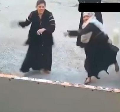 عراقيات يهاجمن منزل ضرة إحداهن بالحجارة