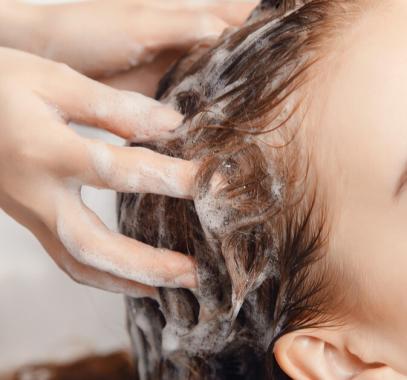 وصفات طبيعية لتنظيف الشعر بدل الشامبو