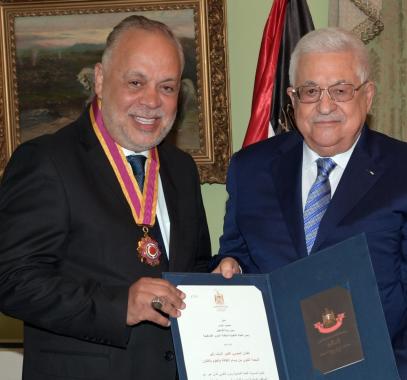 فلسطين تكرّم أشرف زكي بأعلى وسام ثقافي في الدولة