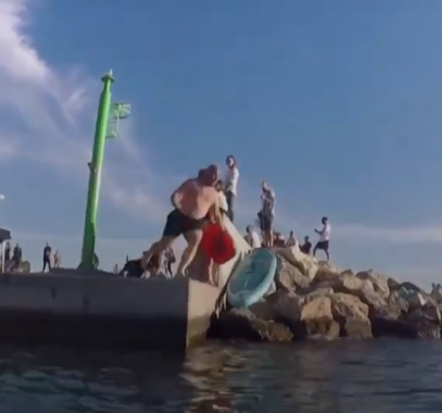 سباق سباحة بين الكلاب وأصحابها بشواطئ جزيرة كرواتية.