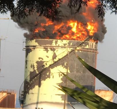 شاهد.. اندلاع حريق كبير بخزان نفط في لبنان