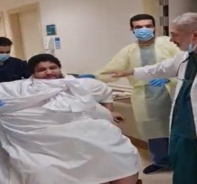 بالفيديو: سعودي وزنه 500 كلغ ناشد الملك لمساعدته يتمكن من المشي بعد 6 سنوات من الحرمان