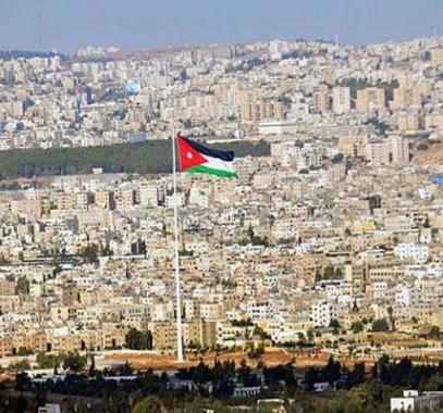 بالفيديو:  سيدة أردنية تفقد السيطرة على سيارتها وتدهس عددا من الأشخاص في سوق المفرق