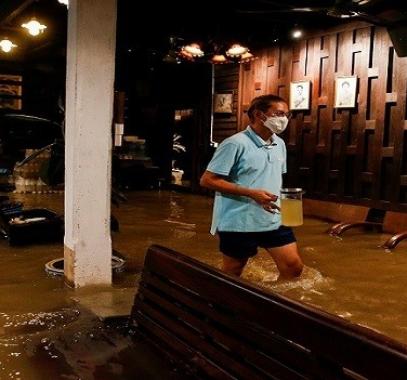 بالفيديو: فيضان يحول مطعما إلى مقصد سياحي في تايلاند