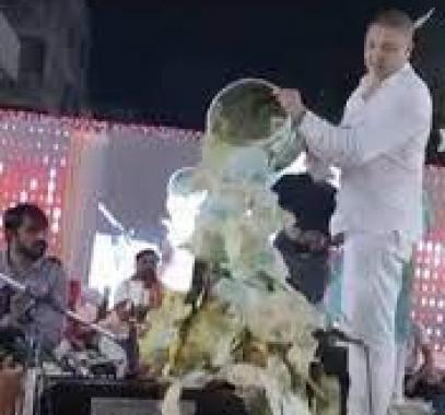 القاء دلو اموال على مطربة