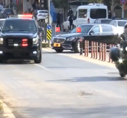 بالفيديو: موكب الرئيس التركي يتوقف في الشارع ويفسح المجال لسيارة إسعاف