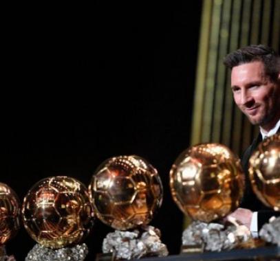 ميسي يتوج بجائزة الكرة الذهبية للمرة السابعة بتاريخه.jpg