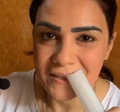 بالفيديو: امرأة مصرية خارقة جسدها مضاد للاختراق ..تثقب جسدها بـ