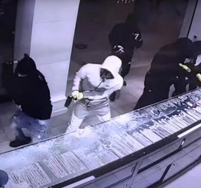 بالفيديو: شبيه بمشهد هوليوودي.. سطو مسلح في أقل من 60 ثانية