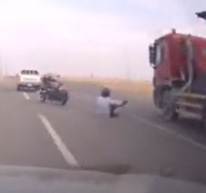 فيديو: نجاة سائق دراجة نارية بأعجوبة إثر حادث على طريق سريع في السعودية
