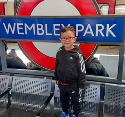 اصغر طفل يزور محطات مترو