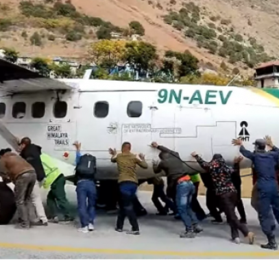 ركاب يدفعون طائرة