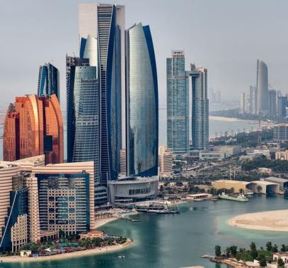 الإمارات: انفجار في 3 صهاريج نقل محروقات وحريق في مطار أبو ظبي