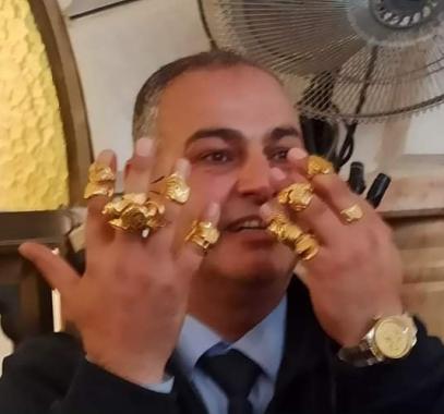 نساء قرية فلسطينية يتبرعن بالأموال والذهب لتوسعة مسجد