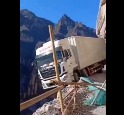 فيديو.. مخيف لشاحنة على 