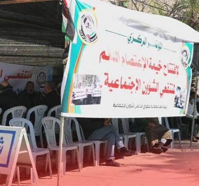 فقراء غزّة يُقيمون خيمةً مفتوحة احتجاجاً على عدم صرف مخصصات الشؤون الاجتماعية