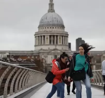 بالفيديو: بريطانيون يكافحون للصمود أمام 