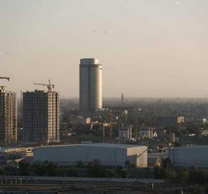 العراق: الأبراج السكنية تتلألأ في سماء بغداد.. ما السر؟