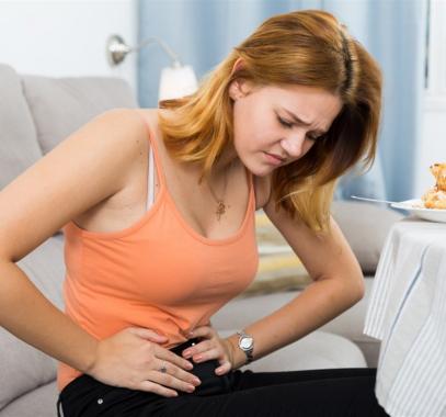 اليكِ سيدتي أسباب لألم المعدة بعد الأكل