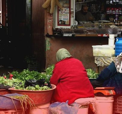 الفلسطينية تسعى لتوفير قوت يومها وتحلم بالعودة