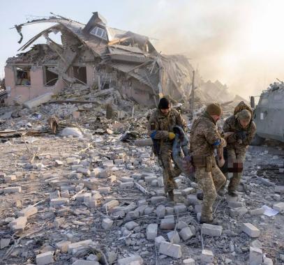 شاهد.. عشرات القتلى في هجوم استهدف ثكنة عسكرية جنوب أوكرانيا