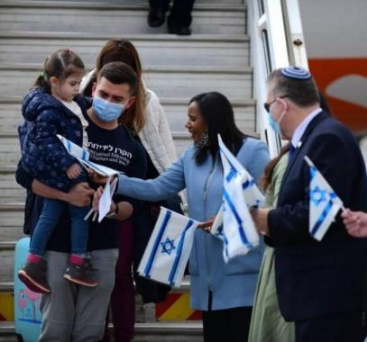 إسرائيل ترحب بيهود أوكرانيين وصلوا إلى مطار بن جوريون