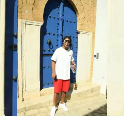 شاهد: رونالدينو يخطف الأنظار في تونس.. وجدل بشأن 