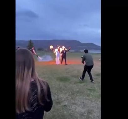 فيديو: طمعا بالشهرة.. عروسان يضرمان النار بجسميهما في حفل زفافهما