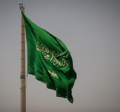 السعودية.. معلم ينقذ طالبا ابتلع قطعة بلاستيكية (فيديو)