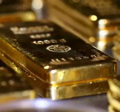 الذهب يواجه توقعات هشة في ظل احتمالات رفع معدلات الفائدة