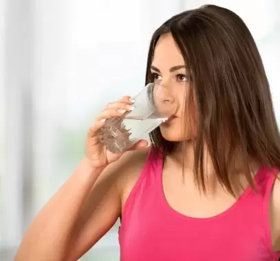 هل شرب الماء يرطب بشرتنا حقاً؟