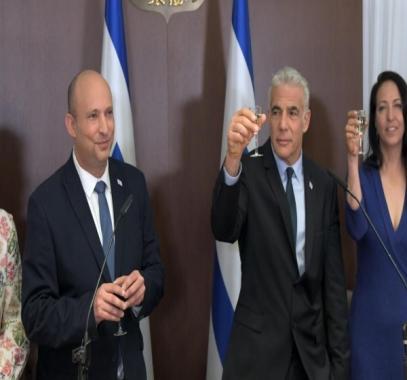 بينيت يلتقي لابيد ويسلمه رئاسة الحكومة.jpeg