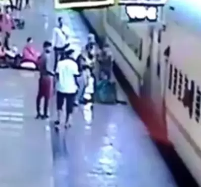 بالفيديو: تدخل باللحظة المناسبة ينقذ سيدة بمحطة من موت محقق