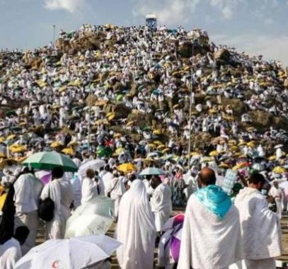 حجاج بيت الله الحرام يتوافدون إلى مشعر عرفات لتأدية الركن الأعظم