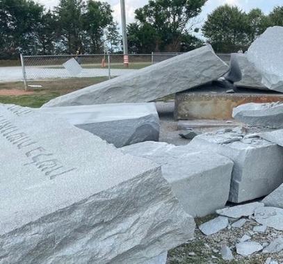 بالفيديو: لحظة تفجير معلم غامض نقشت عليه وصايا للناجين من 