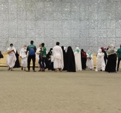 شاهد: حجاج بيت الله الحرم يتوافدون إلى مشعر منى لرمي جمرة العقبة