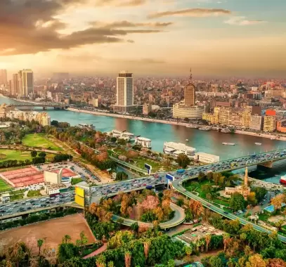 مصريون يلقون أموالا طائلا على 