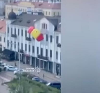 فيديو.. مظلي يفقد السيطرة ويهوي نحو الأرض في سقوط حر