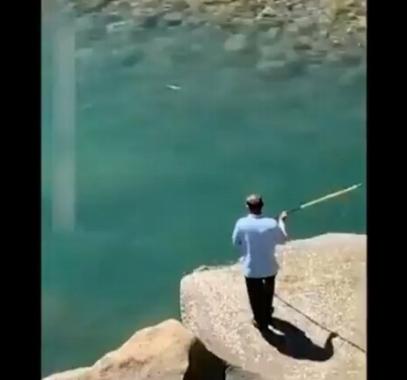 شاهد.. صيني يصطاد سمكة في لمح البصر