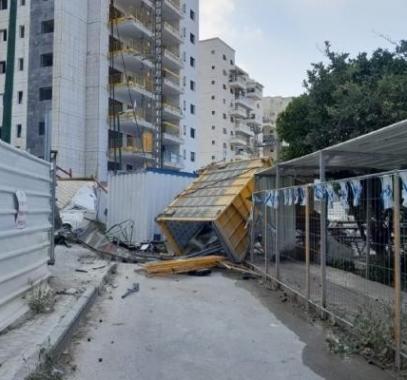 وفاة عاملين وإصابة آخرين جراء سقوط حاوية في الداخل المحتل