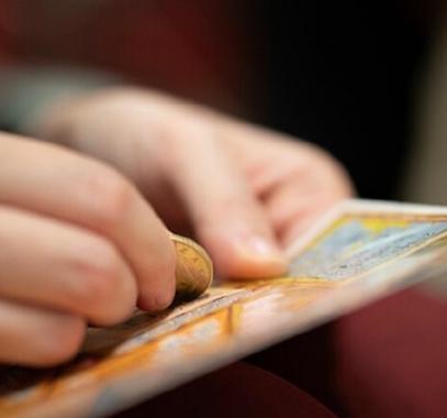 الحظ يبتسم لشاب مرتين ويفوز بـ 100 ألف دولار